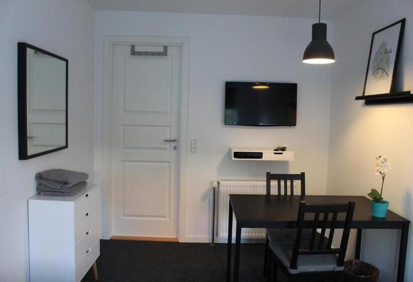 スタンダードルーム, Close But Quiet