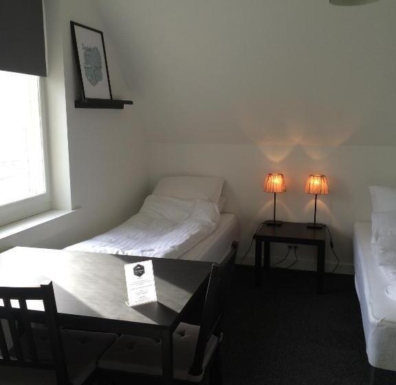 スタンダードルーム, Close But Quiet