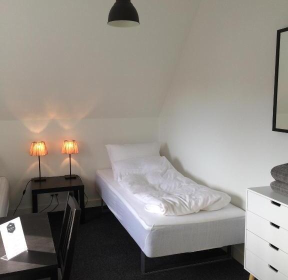 スタンダードルーム, Close But Quiet