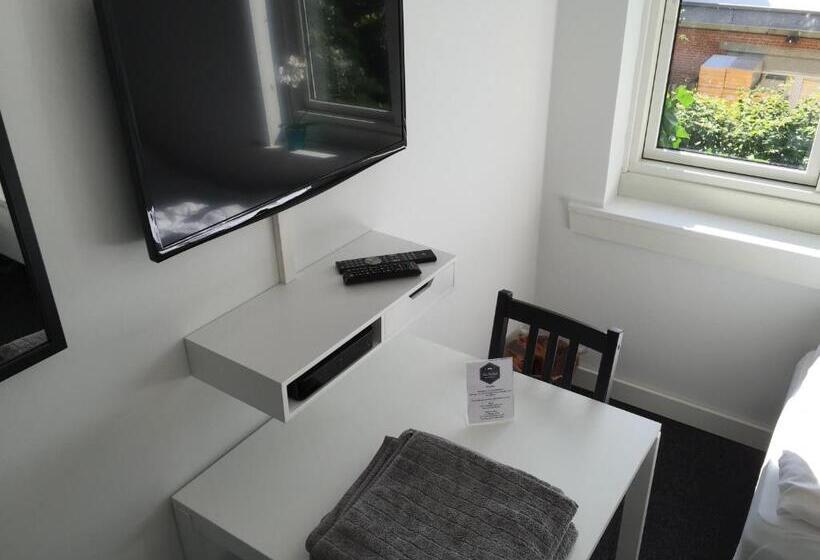 スタンダードルーム, Close But Quiet