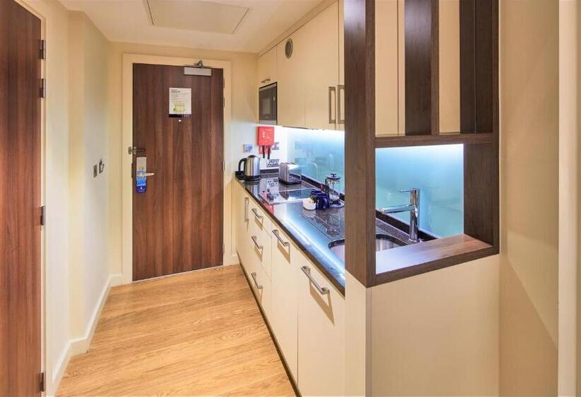 디럭스 스튜디오, Marlin Waterloo