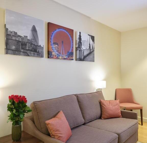 سوییت لوکس, Marlin Waterloo