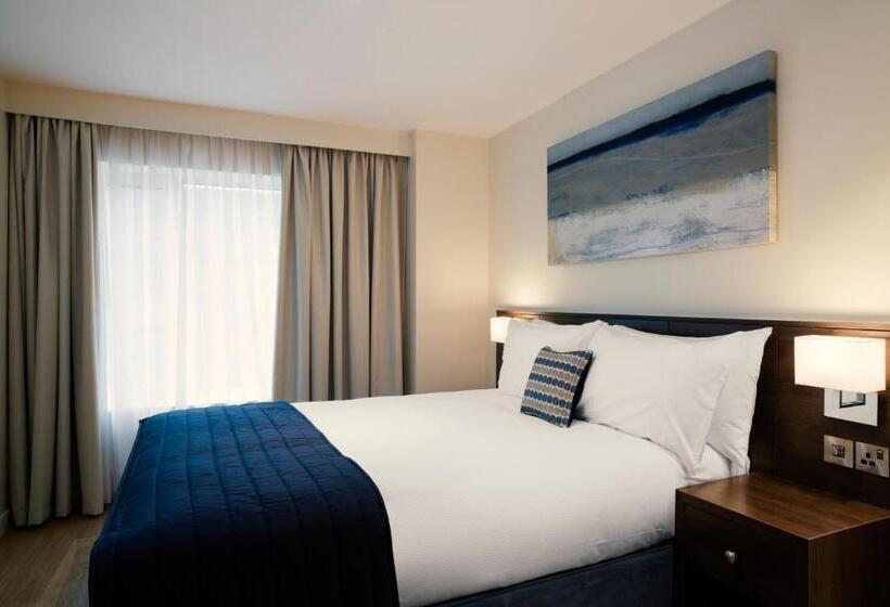 جناح ديلوكس, Marlin Waterloo