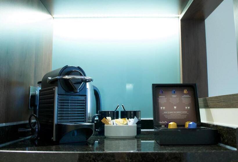 غرفة بريميوم, Marlin Waterloo