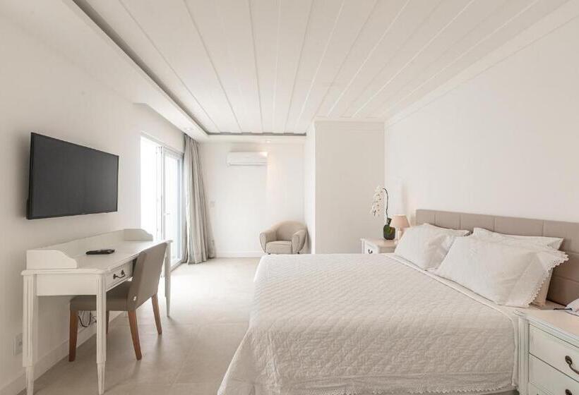 سوئیت مستر, Villa Raphael