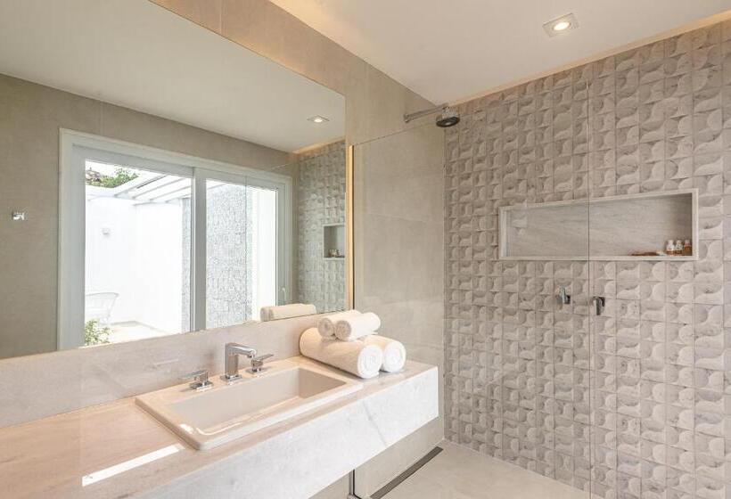 سوئیت مستر, Villa Raphael