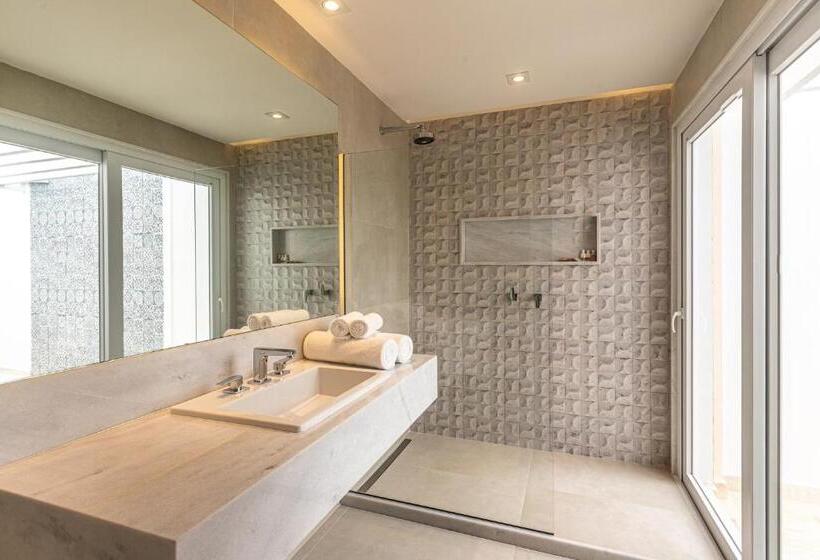 سوئیت مستر, Villa Raphael