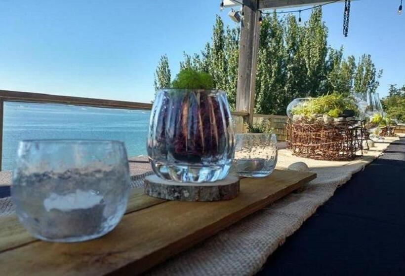 جناح مزود بجاكوزى, Camano Island Inn