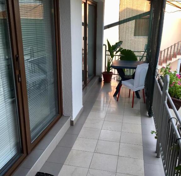 شقة غرفة واحدة, Hostel Lega House