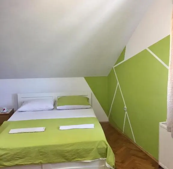 اتاق لوکس چهار تخته, Hostel Lega House