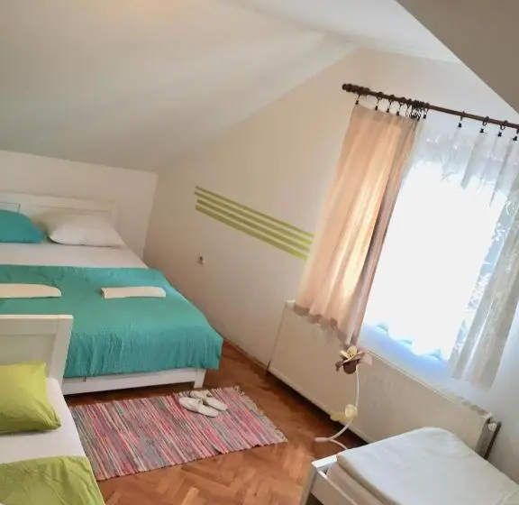 اتاق لوکس چهار تخته, Hostel Lega House