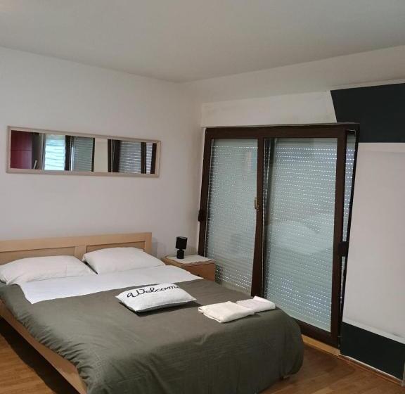 شقة غرفة واحدة, Hostel Lega House