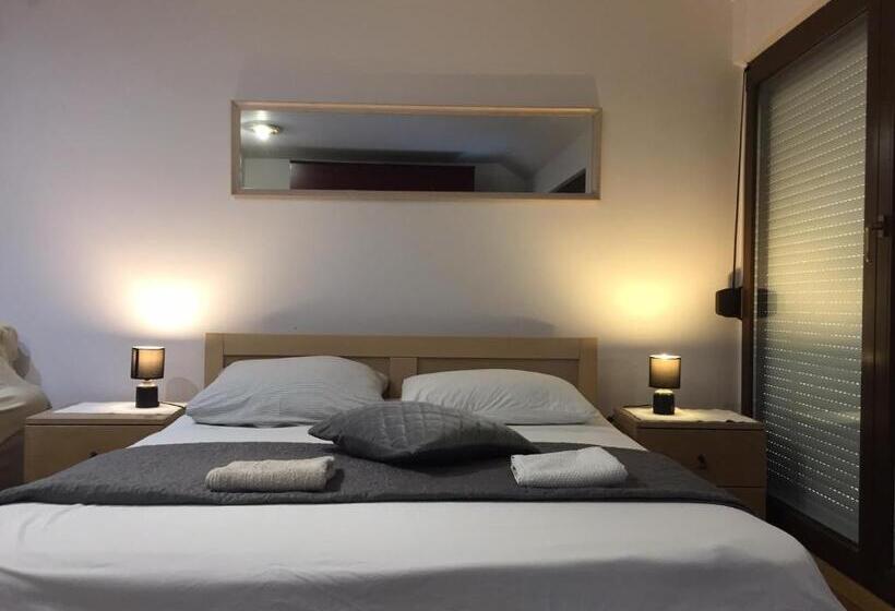 شقة غرفة واحدة, Hostel Lega House