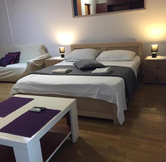 شقة غرفة واحدة, Hostel Lega House