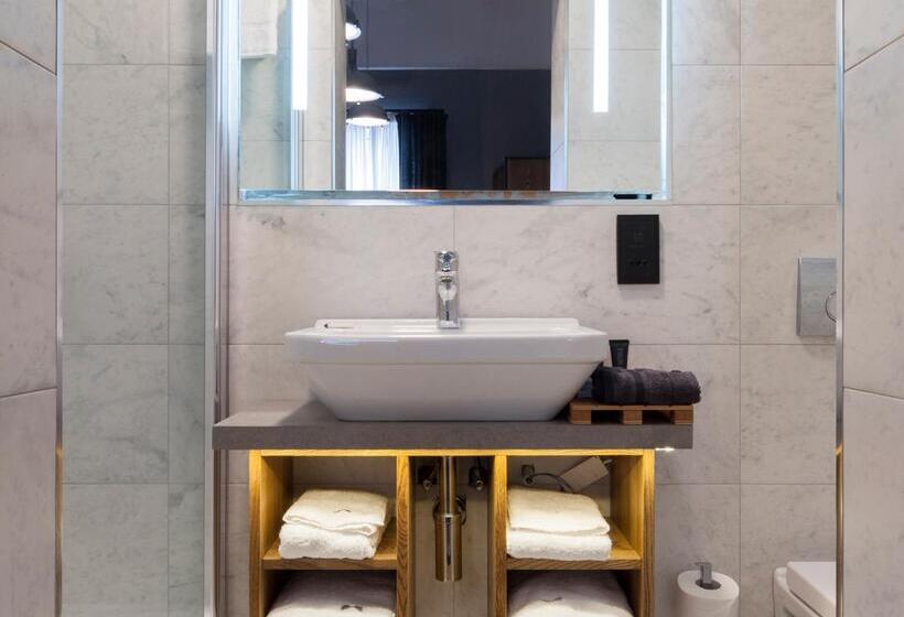 اتاق لوکس, Ax The Saint John