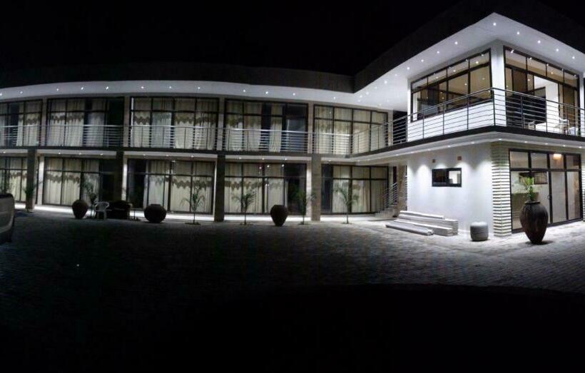 سوییت لوکس, Pamo Hotel And Restaurants