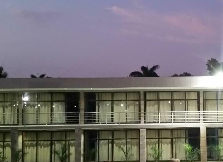 سوییت لوکس, Pamo Hotel And Restaurants