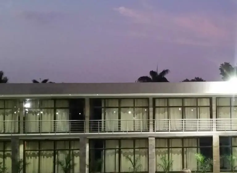 سوییت لوکس, Pamo Hotel And Restaurants