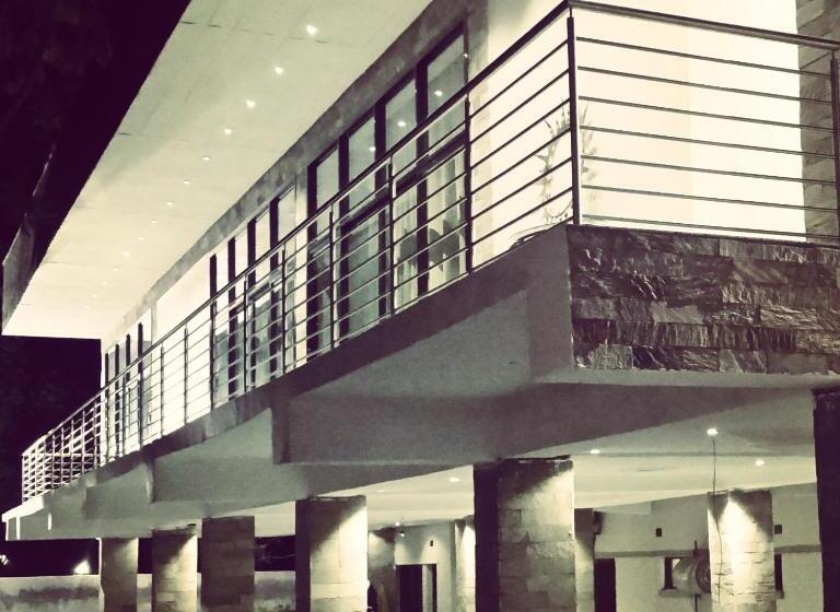 سوییت اجرایی, Pamo Hotel And Restaurants