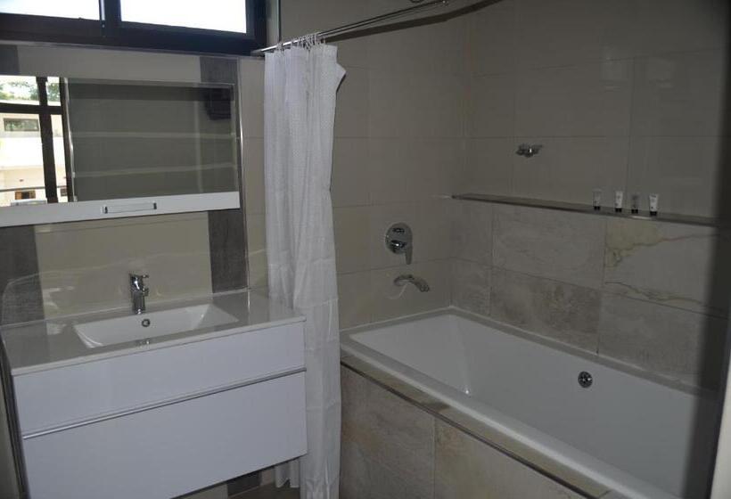 اتاق لوکس با تخت بزرگ, Pamo Hotel And Restaurants