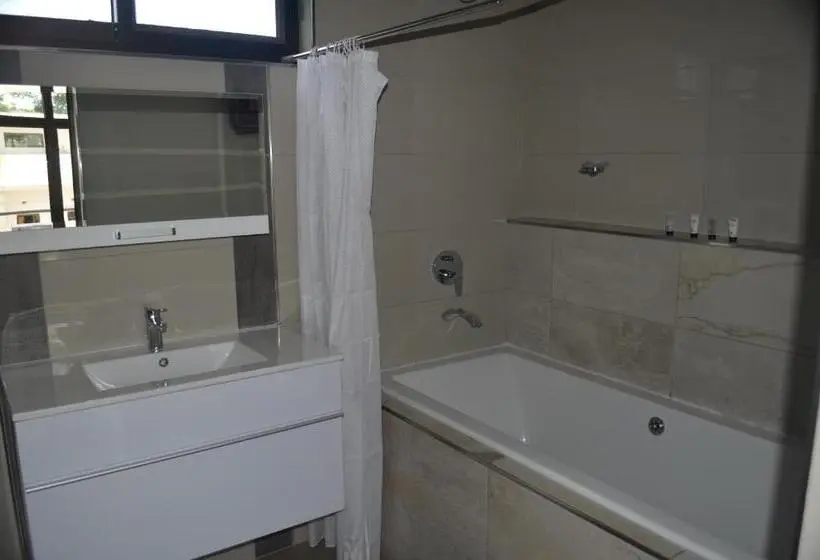 اتاق لوکس با تخت بزرگ, Pamo Hotel And Restaurants