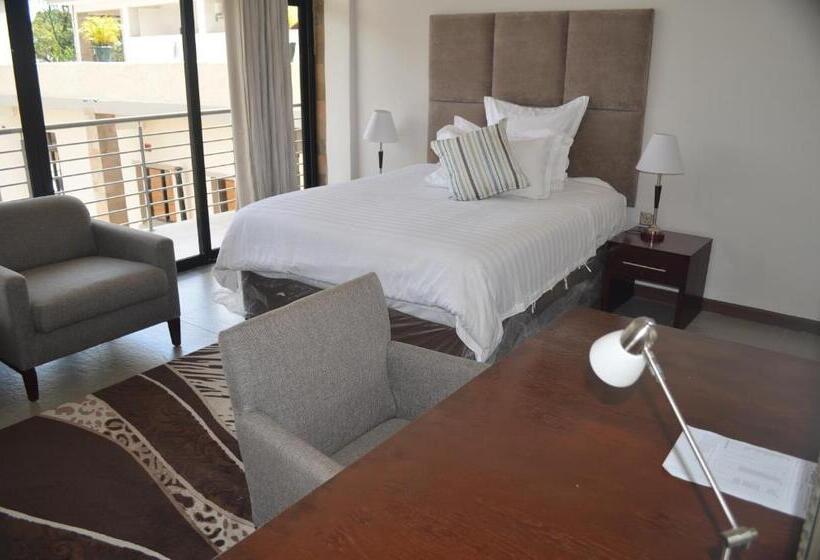 اتاق لوکس با تخت بزرگ, Pamo Hotel And Restaurants