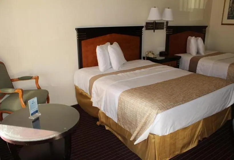 Classic Neljän Hengen Huone, Travelodge By Wyndham Buena Park