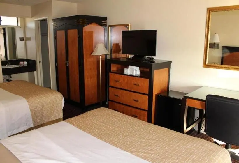 Classic Neljän Hengen Huone, Travelodge By Wyndham Buena Park