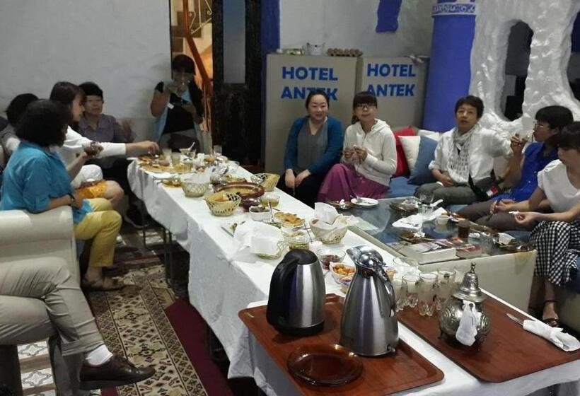 בקתה סופריור, Riad Antek
