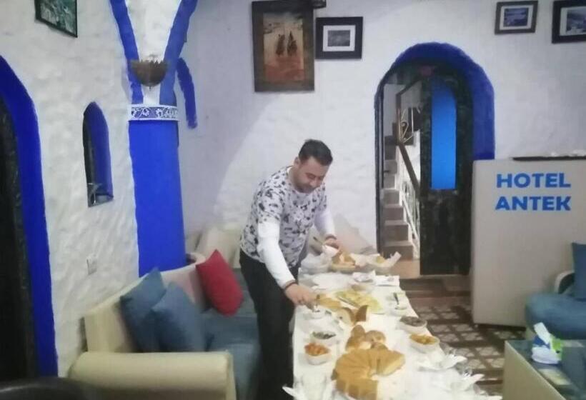 בונגלו משפחתי, Riad Antek