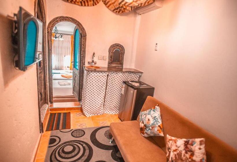 בונגלו משפחתי, Riad Antek
