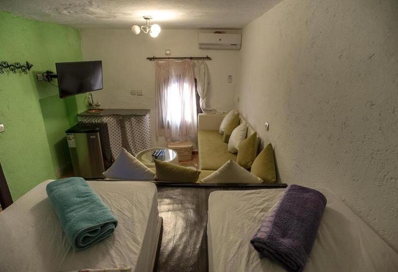 בונגלו משפחתי, Riad Antek