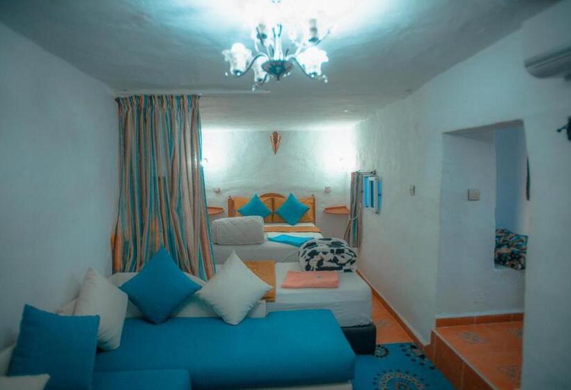 בקתה דלוקס, Riad Antek