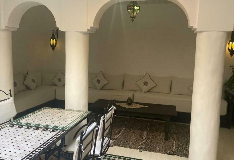Standart Oda, Riad Sarah Sabrina