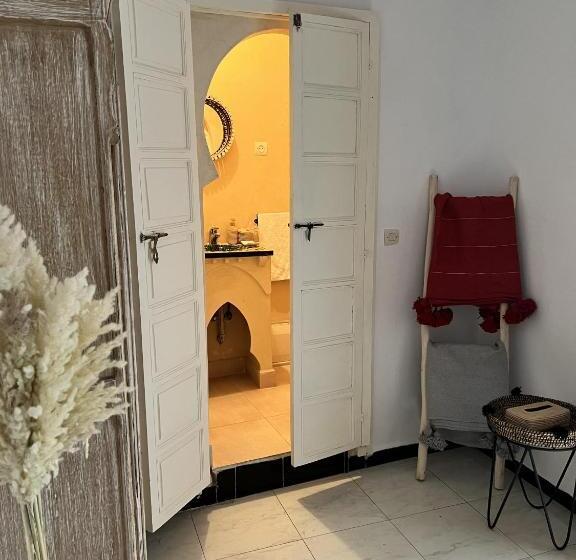 Standart Oda, Riad Sarah Sabrina