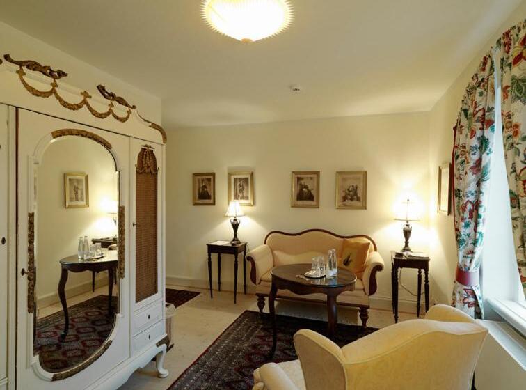 סוויטה, Broholm Castle