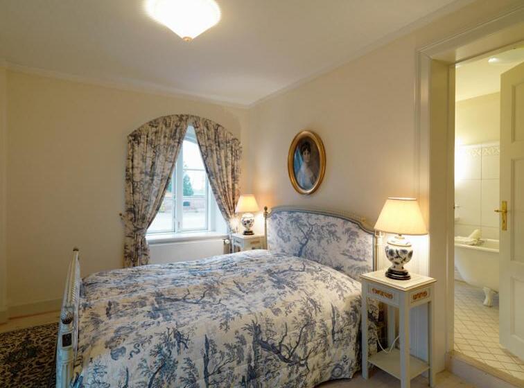 סוויטה, Broholm Castle