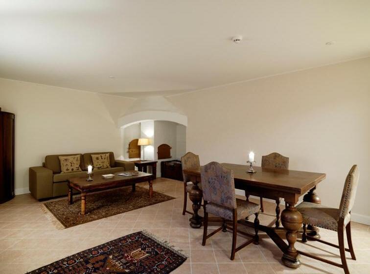 חדר משפחתי, Broholm Castle