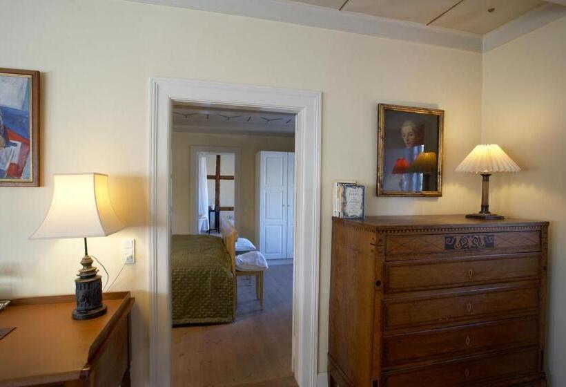 חדר משפחתי, Broholm Castle