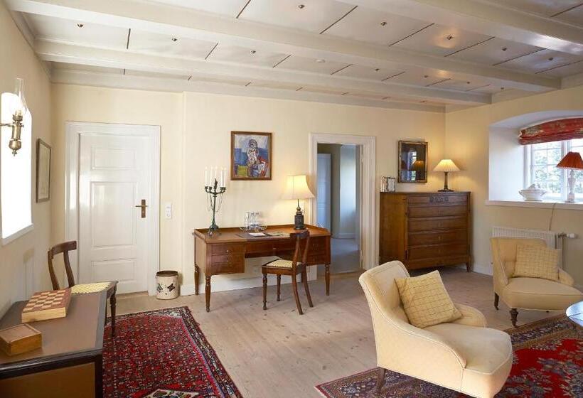 חדר משפחתי, Broholm Castle