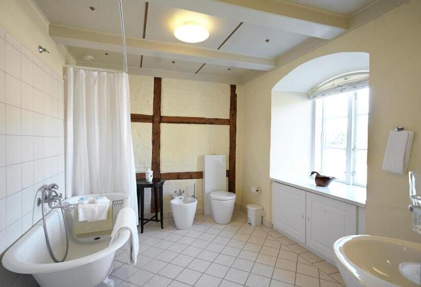 חדר משפחתי, Broholm Castle