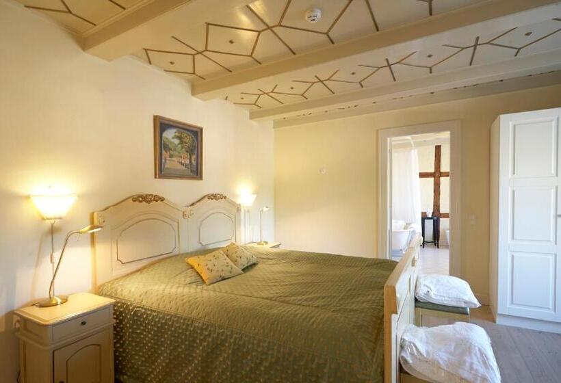 חדר משפחתי, Broholm Castle