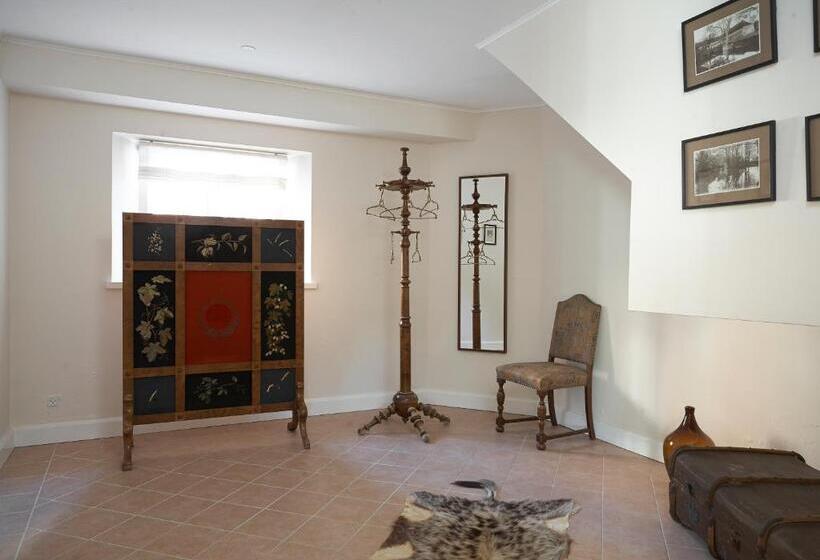 חדר משפחתי, Broholm Castle