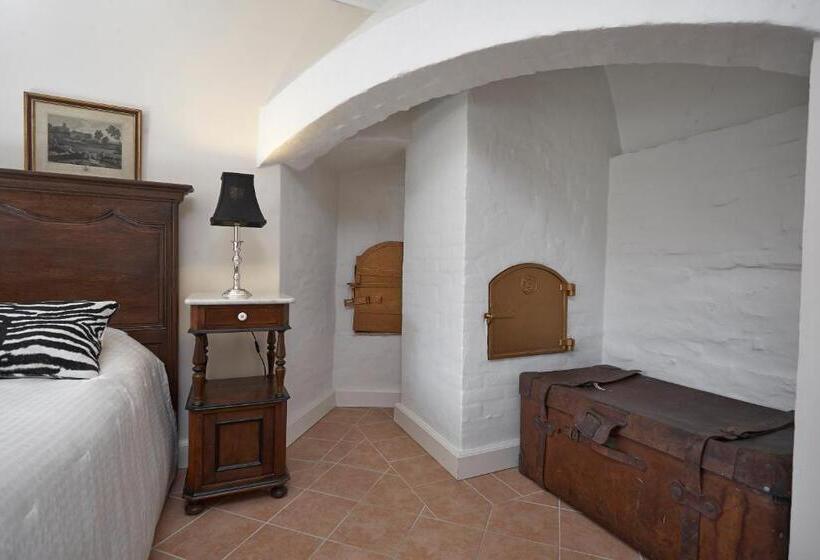 חדר משפחתי, Broholm Castle