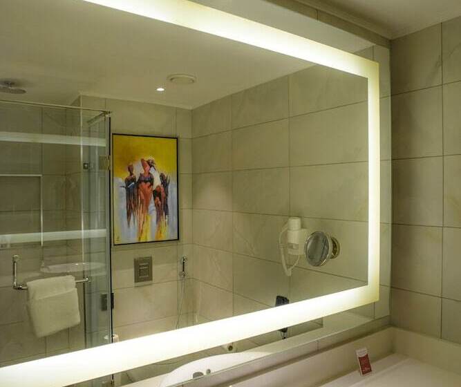 اتاق استاندارد با بالکن, Crowne Plaza Nairobi Airport, An Ihg