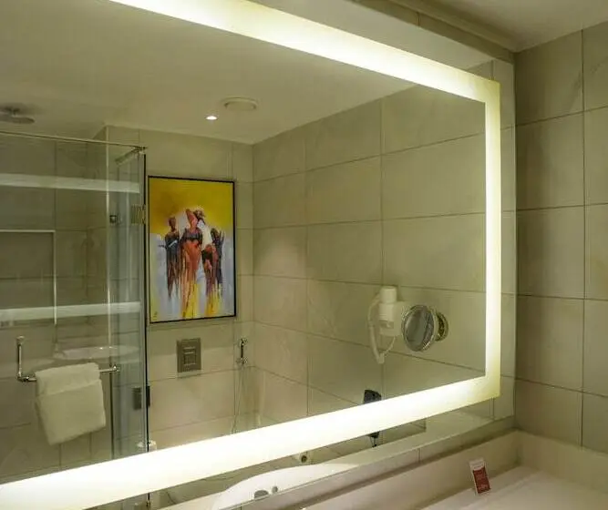 اتاق استاندارد با بالکن, Crowne Plaza Nairobi Airport, An Ihg