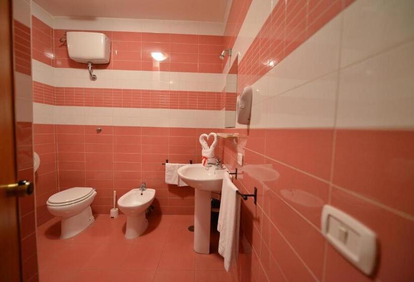 スタンダード4人部屋, Martini