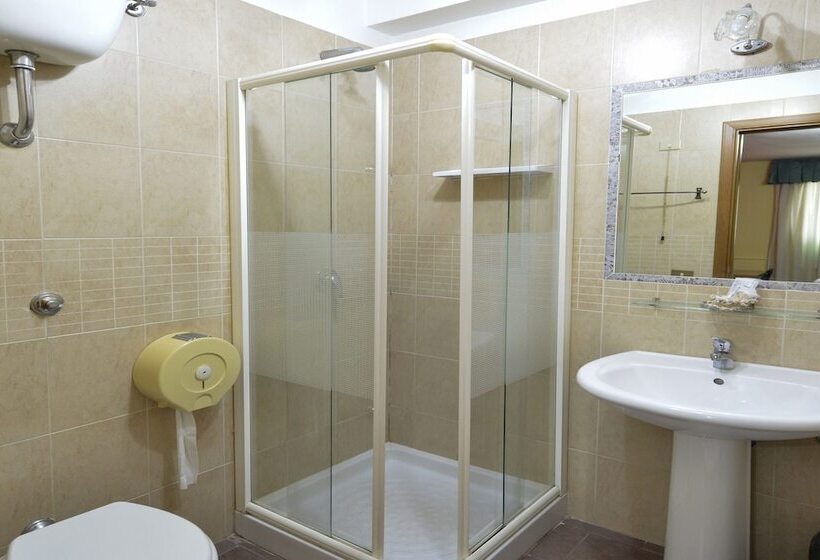 スタンダードトリプルルーム, Martini