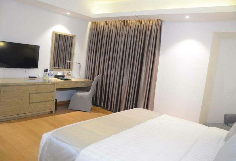 غرفة سوبيريور سرير كينج, Golden Tulip  The Grandmark Dhaka
