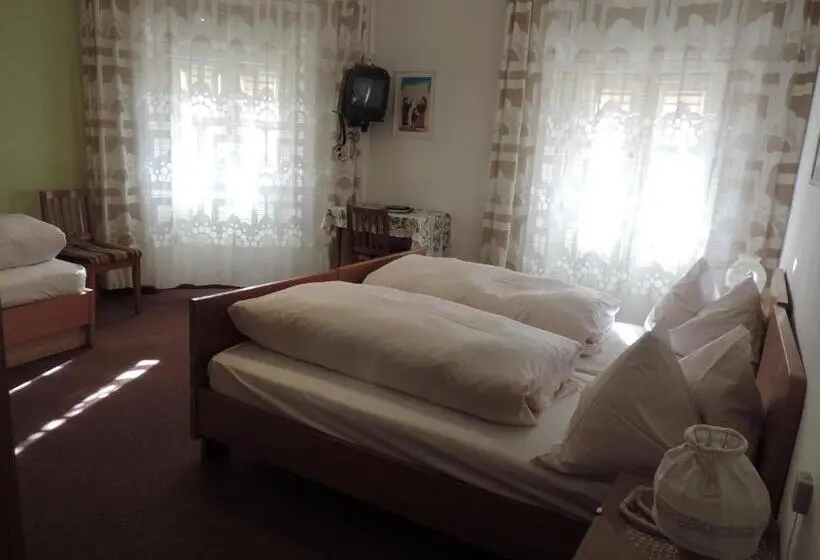 Standard Kolmen Hengen Huone, Garni Christin